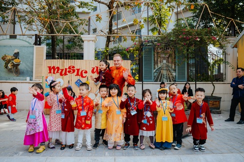 Người dân Hà Nội du xuân tại đường hoa Home Hanoi Xuan 2023 - Ảnh 3. Người dân Hà Nội du xuân tại đường hoa Home Hanoi Xuan 2023 - Ảnh 3.