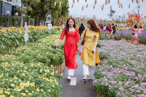 Người dân Hà Nội du xuân tại đường hoa Home Hanoi Xuan 2023 - Ảnh 9. Người dân Hà Nội du xuân tại đường hoa Home Hanoi Xuan 2023 - Ảnh 9.