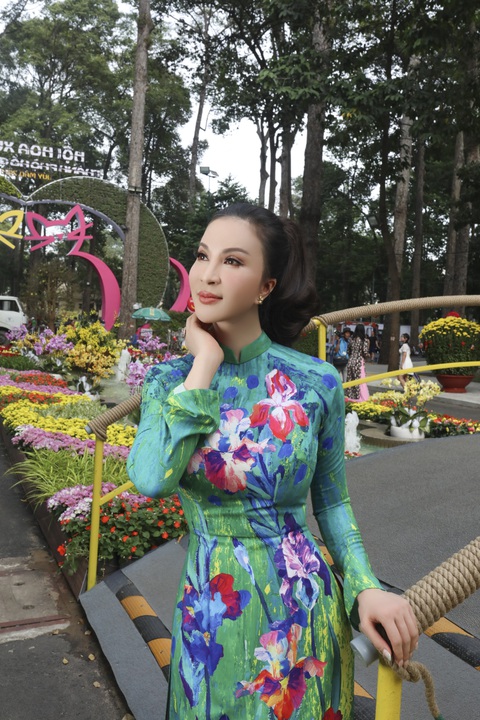 Nữ hoàng ảnh lịch Thanh Mai xúng xính áo dài đón Tết - Ảnh 14. Nữ hoàng ảnh lịch Thanh Mai xúng xính áo dài đón Tết - Ảnh 14.