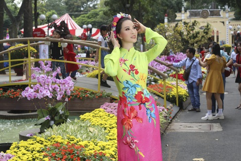 Nữ hoàng ảnh lịch Thanh Mai xúng xính áo dài đón Tết - Ảnh 10. Nữ hoàng ảnh lịch Thanh Mai xúng xính áo dài đón Tết - Ảnh 10.