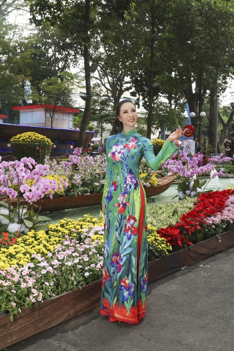Nữ hoàng ảnh lịch Thanh Mai xúng xính áo dài đón Tết - Ảnh 11. Nữ hoàng ảnh lịch Thanh Mai xúng xính áo dài đón Tết - Ảnh 11.