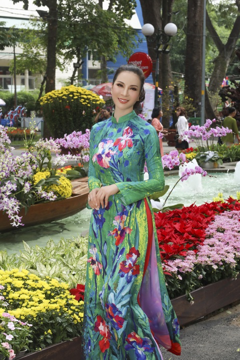 Nữ hoàng ảnh lịch Thanh Mai xúng xính áo dài đón Tết - Ảnh 4. Nữ hoàng ảnh lịch Thanh Mai xúng xính áo dài đón Tết - Ảnh 4.