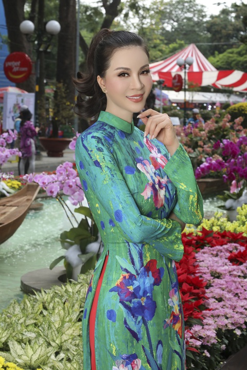 Nữ hoàng ảnh lịch Thanh Mai xúng xính áo dài đón Tết - Ảnh 1. Nữ hoàng ảnh lịch Thanh Mai xúng xính áo dài đón Tết - Ảnh 1.