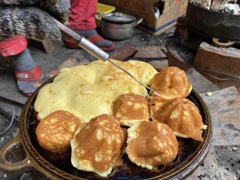 Mẻ bánh thuẫn chiều 30 Tết của người mẹ nghèo - Ảnh 5. Mẻ bánh thuẫn chiều 30 Tết của người mẹ nghèo - Ảnh 5.