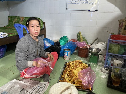 Mẻ bánh thuẫn chiều 30 Tết của người mẹ nghèo - Ảnh 6. Mẻ bánh thuẫn chiều 30 Tết của người mẹ nghèo - Ảnh 6.