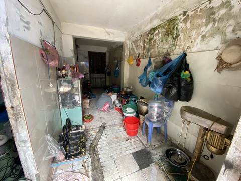 Mẻ bánh thuẫn chiều 30 Tết của người mẹ nghèo - Ảnh 2. Mẻ bánh thuẫn chiều 30 Tết của người mẹ nghèo - Ảnh 2.