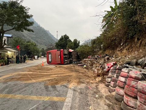 Khởi tố vụ án xe khách gây tai nạn liên hoàn làm 3 người chết, 2 người bị thương - Ảnh 1. Khởi tố vụ án xe khách gây tai nạn liên hoàn làm 3 người chết, 2 người bị thương - Ảnh 1.