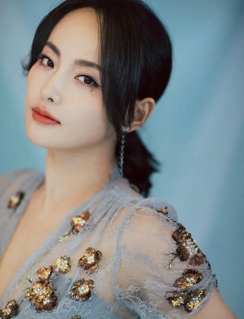 Những mỹ nhân Hoa ngữ có nốt ruồi trên mặt khiến vạn người mê - Ảnh 5. Những mỹ nhân Hoa ngữ có nốt ruồi trên mặt khiến vạn người mê - Ảnh 5.
