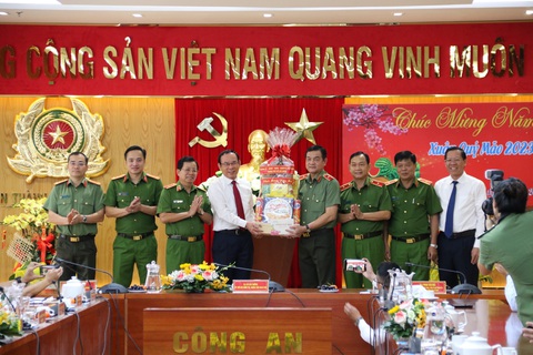 Thường trực Ban Bí thư Võ Văn Thưởng thăm, chúc Tết Công an TP.HCM - Ảnh 2. Thường trực Ban Bí thư Võ Văn Thưởng thăm, chúc Tết Công an TP.HCM - Ảnh 2.
