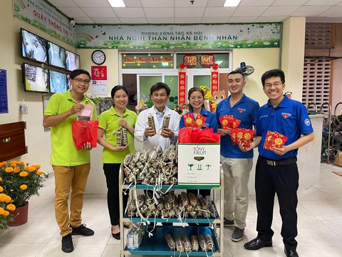 Giao thừa, Bệnh viện Chợ Rẫy tặng quà, lì xì cho thân nhân người bệnh - Ảnh 1. Giao thừa, Bệnh viện Chợ Rẫy tặng quà, lì xì cho thân nhân người bệnh - Ảnh 1.