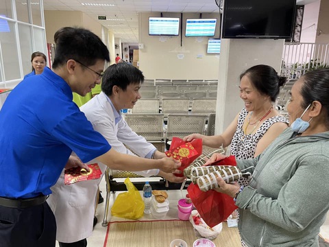 Giao thừa, Bệnh viện Chợ Rẫy tặng quà, lì xì cho thân nhân người bệnh - Ảnh 2. Giao thừa, Bệnh viện Chợ Rẫy tặng quà, lì xì cho thân nhân người bệnh - Ảnh 2.