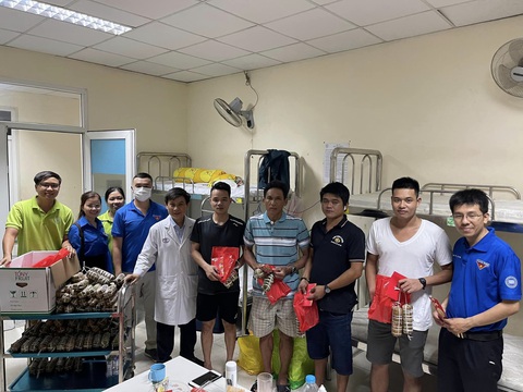 Giao thừa, Bệnh viện Chợ Rẫy tặng quà, lì xì cho thân nhân người bệnh - Ảnh 3. Giao thừa, Bệnh viện Chợ Rẫy tặng quà, lì xì cho thân nhân người bệnh - Ảnh 3.