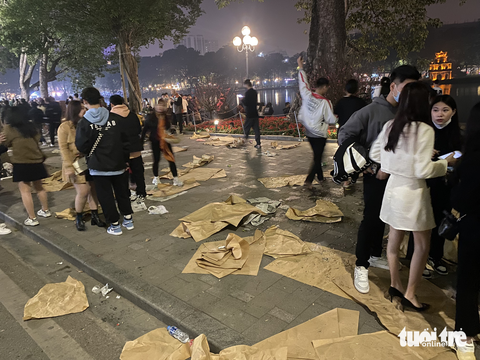 Bao giờ mới hết xả rác sau đêm pháo hoa? - Ảnh 2. Bao giờ mới hết xả rác sau đêm pháo hoa? - Ảnh 2.