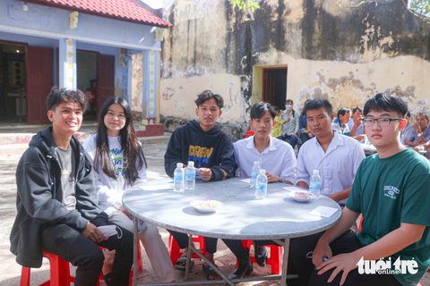 Phát học bổng ngay mùng 1 Tết - Ảnh 1. Phát học bổng ngay mùng 1 Tết - Ảnh 1.