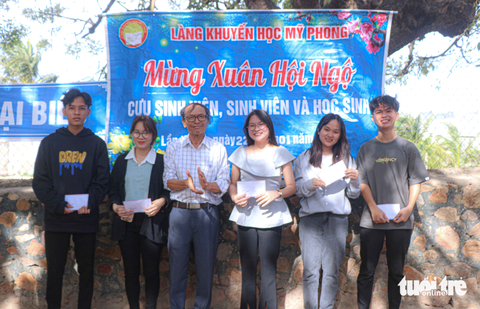 Phát học bổng ngay mùng 1 Tết - Ảnh 2. Phát học bổng ngay mùng 1 Tết - Ảnh 2.
