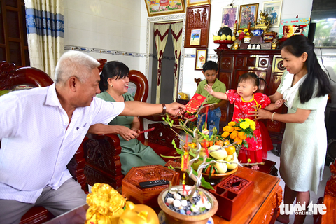 Người dân nô nức đi hái lộc đầu xuân - Ảnh 1. Người dân nô nức đi hái lộc đầu xuân - Ảnh 1.