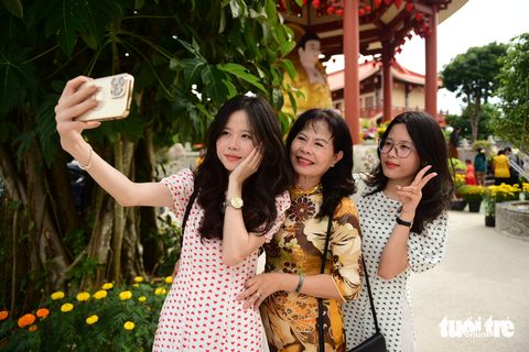 Người dân nô nức đi hái lộc đầu xuân - Ảnh 2. Người dân nô nức đi hái lộc đầu xuân - Ảnh 2.