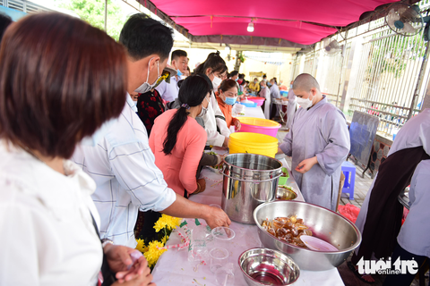 Người dân nô nức đi hái lộc đầu xuân - Ảnh 3. Người dân nô nức đi hái lộc đầu xuân - Ảnh 3.