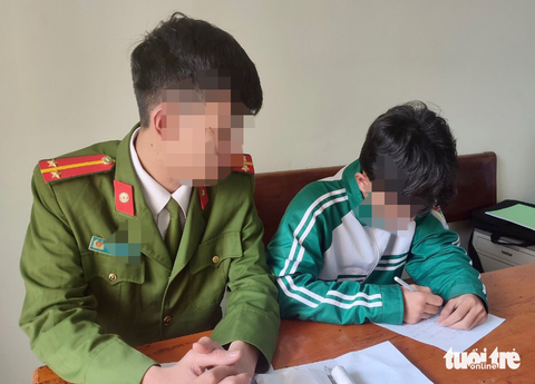 Xử lý nhiều người đốt pháo lậu rầm rộ trong đêm giao thừa - Ảnh 1. Xử lý nhiều người đốt pháo lậu rầm rộ trong đêm giao thừa - Ảnh 1.