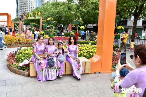 Nắng đẹp, người dân TP.HCM đi đường hoa, đi chùa cầu an - Ảnh 1. Nắng đẹp, người dân TP.HCM đi đường hoa, đi chùa cầu an - Ảnh 1.