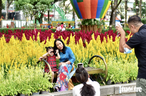 Nắng đẹp, người dân TP.HCM đi đường hoa, đi chùa cầu an - Ảnh 2. Nắng đẹp, người dân TP.HCM đi đường hoa, đi chùa cầu an - Ảnh 2.
