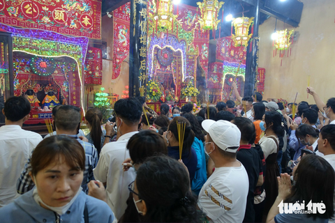 Nắng đẹp, người dân TP.HCM đi đường hoa, đi chùa cầu an - Ảnh 5. Nắng đẹp, người dân TP.HCM đi đường hoa, đi chùa cầu an - Ảnh 5.