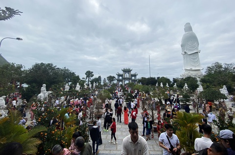 Mùng 1 Tết, người Đà Nẵng ùn ùn lên núi Sơn Trà và các chùa lớn - Ảnh 3. Mùng 1 Tết, người Đà Nẵng ùn ùn lên núi Sơn Trà và các chùa lớn - Ảnh 3.