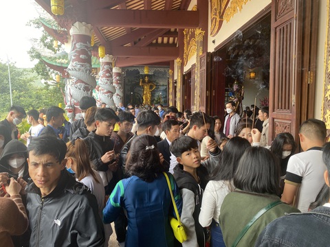 Mùng 1 Tết, người Đà Nẵng ùn ùn lên núi Sơn Trà và các chùa lớn - Ảnh 4. Mùng 1 Tết, người Đà Nẵng ùn ùn lên núi Sơn Trà và các chùa lớn - Ảnh 4.