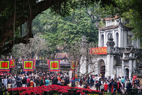 Trời ấm lên, nhiều địa điểm trung tâm Hà Nội chật cứng du khách - Ảnh 1. Trời ấm lên, nhiều địa điểm trung tâm Hà Nội chật cứng du khách - Ảnh 1.