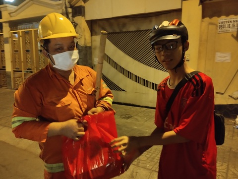 Xuân về trên phố lì xì người vô gia cư trong đêm giao thừa - Ảnh 4. Xuân về trên phố lì xì người vô gia cư trong đêm giao thừa - Ảnh 4.