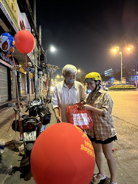 Xuân về trên phố lì xì người vô gia cư trong đêm giao thừa - Ảnh 1. Xuân về trên phố lì xì người vô gia cư trong đêm giao thừa - Ảnh 1.