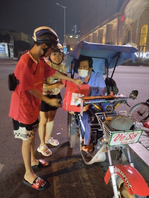 Xuân về trên phố lì xì người vô gia cư trong đêm giao thừa - Ảnh 5. Xuân về trên phố lì xì người vô gia cư trong đêm giao thừa - Ảnh 5.