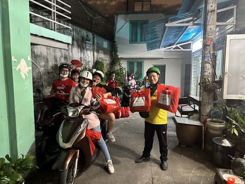 Xuân về trên phố lì xì người vô gia cư trong đêm giao thừa - Ảnh 3. Xuân về trên phố lì xì người vô gia cư trong đêm giao thừa - Ảnh 3.