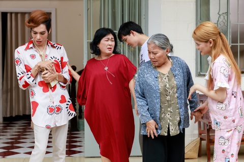 Mai Bích Trâm trầm cảm bỏ nhà đi vì cuộc chiến mẹ chồng trong phim Tết - Ảnh 4. Mai Bích Trâm trầm cảm bỏ nhà đi vì cuộc chiến mẹ chồng trong phim Tết - Ảnh 4.