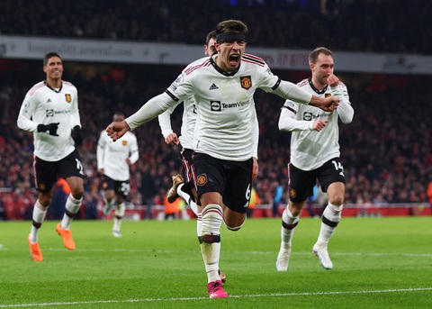 Thắng nghẹt thở Man United, Arsenal vững ngôi đầu - Ảnh 4. Thắng nghẹt thở Man United, Arsenal vững ngôi đầu - Ảnh 4.