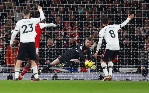 Thắng nghẹt thở Man United, Arsenal vững ngôi đầu - Ảnh 3. Thắng nghẹt thở Man United, Arsenal vững ngôi đầu - Ảnh 3.