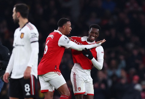 Thắng nghẹt thở Man United, Arsenal vững ngôi đầu - Ảnh 1. Thắng nghẹt thở Man United, Arsenal vững ngôi đầu - Ảnh 1.