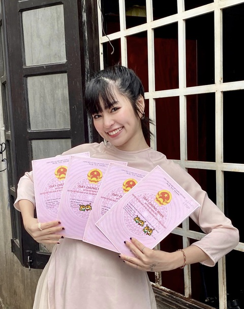 Không được lì xì nữa, Khánh Vân khoe luôn 4 cái sổ hồng - Ảnh 1. Không được lì xì nữa, Khánh Vân khoe luôn 4 cái sổ hồng - Ảnh 1.