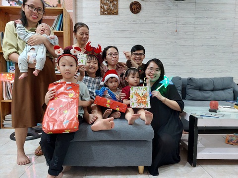 Chỉ cần nhắm mắt lại thôi, thước phim về Tết cháy phập phùng - Ảnh 2. Chỉ cần nhắm mắt lại thôi, thước phim về Tết cháy phập phùng - Ảnh 2.