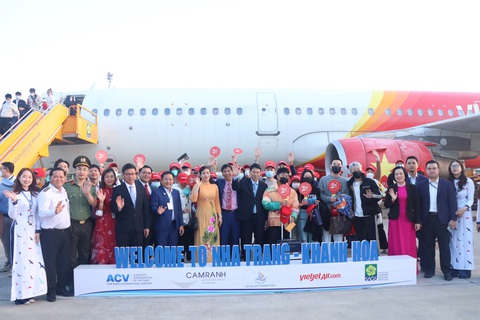 Chuyến bay thẳng đầu tiên đưa 214 khách Trung Quốc đến Khánh Hòa - Ảnh 4. Chuyến bay thẳng đầu tiên đưa 214 khách Trung Quốc đến Khánh Hòa - Ảnh 4.