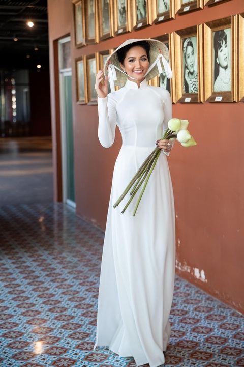 H’Hen Niê: Tập thể dục sáng mùng 1 để lấy hên - Ảnh 2. H’Hen Niê: Tập thể dục sáng mùng 1 để lấy hên - Ảnh 2.