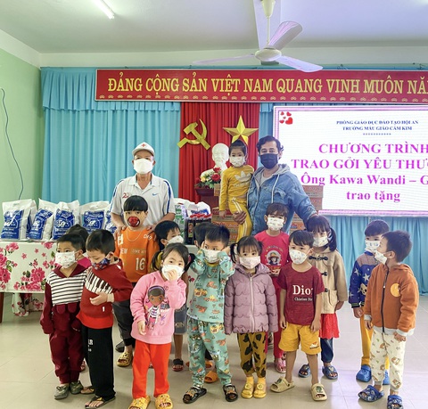 Người Thụy Điển nổi tiếng ở Hội An đến Đà Nẵng chúc Tết, lì xì đầu năm - Ảnh 3. Người Thụy Điển nổi tiếng ở Hội An đến Đà Nẵng chúc Tết, lì xì đầu năm - Ảnh 3.