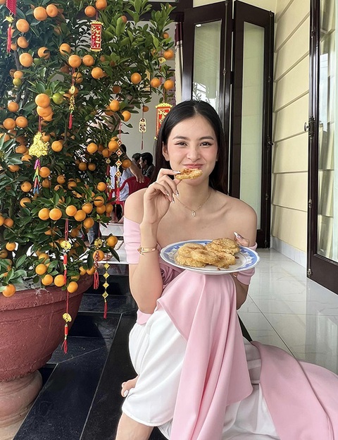 Ảnh vui sao Việt 24-1: Tóc Tiên diện outfit ‘cực chất’ đi chúc Tết - Ảnh 4. Ảnh vui sao Việt 24-1: Tóc Tiên diện outfit ‘cực chất’ đi chúc Tết - Ảnh 4.