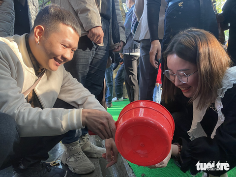 Nhiều bạn trẻ đến Đền Cùng Giếng Ngọc uống nước, rửa mặt để… cầu tình duyên - Ảnh 1. Nhiều bạn trẻ đến Đền Cùng Giếng Ngọc uống nước, rửa mặt để… cầu tình duyên - Ảnh 1.