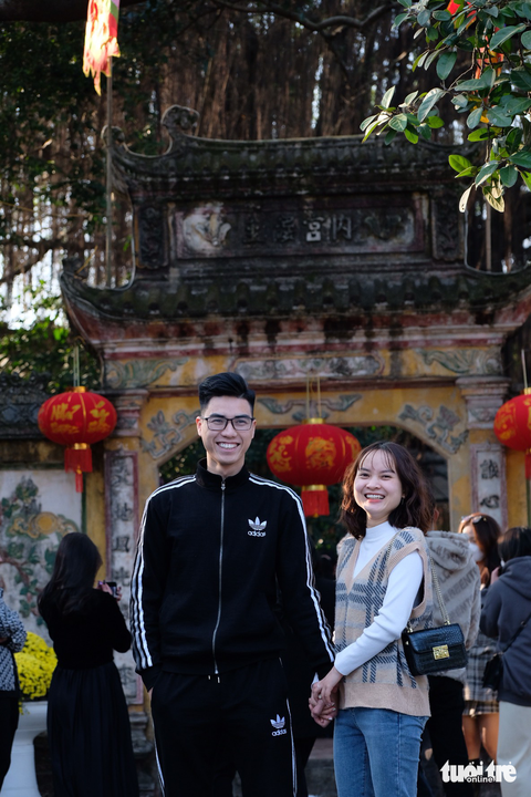 Nhiều bạn trẻ đến Đền Cùng Giếng Ngọc uống nước, rửa mặt để… cầu tình duyên - Ảnh 6. Nhiều bạn trẻ đến Đền Cùng Giếng Ngọc uống nước, rửa mặt để… cầu tình duyên - Ảnh 6.