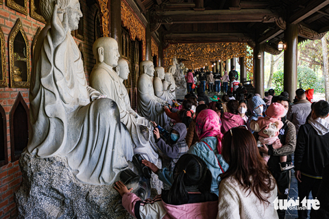 Nắng đẹp, biển người đổ về chùa Tam Chúc, Bái Đính - Ảnh 5. Nắng đẹp, biển người đổ về chùa Tam Chúc, Bái Đính - Ảnh 5.