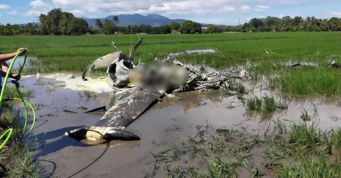 Máy bay không quân Philippines lao xuống ruộng, hai người thiệt mạng - Ảnh 1. Máy bay không quân Philippines lao xuống ruộng, hai người thiệt mạng - Ảnh 1.