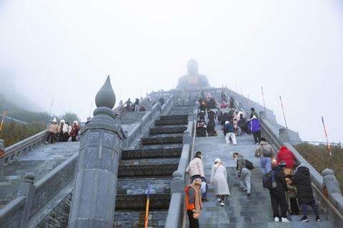 Du xuân lên đỉnh Fansipan, du khách mong cầu điều gì? - Ảnh 2. Du xuân lên đỉnh Fansipan, du khách mong cầu điều gì? - Ảnh 2.