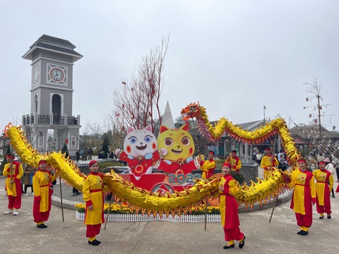Du xuân lên đỉnh Fansipan, du khách mong cầu điều gì? - Ảnh 4. Du xuân lên đỉnh Fansipan, du khách mong cầu điều gì? - Ảnh 4.