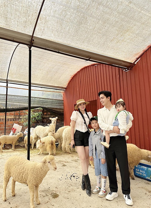 Ảnh vui sao Việt 25-1: Đại Nghĩa đọ sắc bên mai vàng - Ảnh 8. Ảnh vui sao Việt 25-1: Đại Nghĩa đọ sắc bên mai vàng - Ảnh 8.